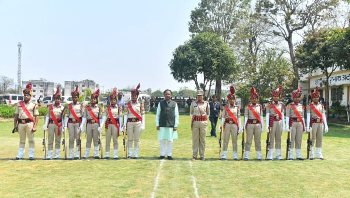 CM Visit: कारली हेलीपैड में जनप्रतिनिधियों और अधिकारियों ने मुख्यमंत्री विष्णुदेव साय का किया आत्मीय स्वागत