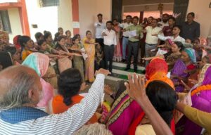 Shri Vatika Old Age Home Baloda Bazar: तुलसी लोक विकास संस्थान द्वारा संचालित श्री वाटिका वृद्ध आश्रम में कलेक्टर ने बुजुर्गों को तिलक लगाकर लोकतंत्र की मजबूती के लिए स्वतंत्र रुप से मतदान करने ली शपथ