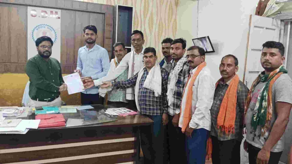 बेमेतरा: जनपद सदस्य दीपक सिंह दिनकर ने फसल नुकसान पर कलेक्टर के नाम एसडीएम को सौंपा ज्ञापन