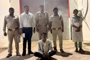 फरार अरोपी शिव सेवक को जेल दाखिल करते