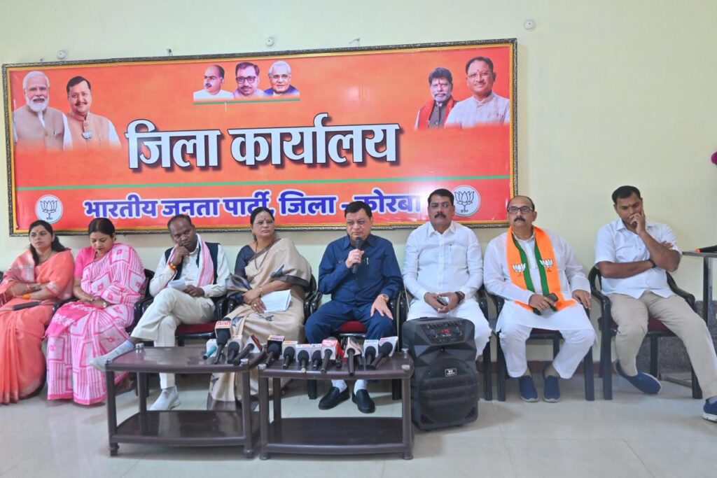 बाजार में दुकान लगाकर कपड़े बेचने के अलावा कृषक कार्य करते थे