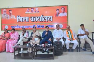 बाजार में दुकान लगाकर कपड़े बेचने के अलावा कृषक कार्य करते थे