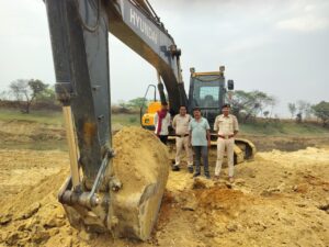 कोरबा में अवैध खनन पर बड़ी कार्रवाई: खनिज उड़ानदस्ता दल ने 15 जगहों पर मारा छापा, पोकलेन समेत 14 वाहन जब्त