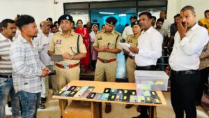 सजग कोरबा सतर्क कोरबा पुलिस ने लौटाई 26 लाख से अधिक की गुम मोबाईल खिले नागरिकों के चेहरे 
