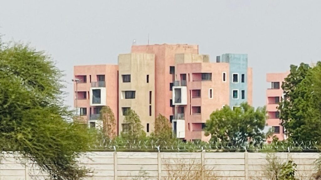 बिना डायवर्सन बस गई पूरी कॉलोनी! 751 मकान, स्कूल और सैकड़ों परिवार रह रहे, अब T&CP के नोटिस से मचा हड़कंप