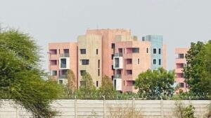 बिना डायवर्सन बस गई पूरी कॉलोनी! 751 मकान, स्कूल और सैकड़ों परिवार रह रहे, अब T&CP के नोटिस से मचा हड़कंप