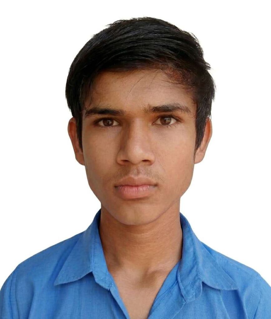 डोंगरीडीह के होनहार छात्र धनेश धृतलहरे का 'प्रयास' आवासीय विद्यालय में चयन, गाँव में खुशी की लहर
