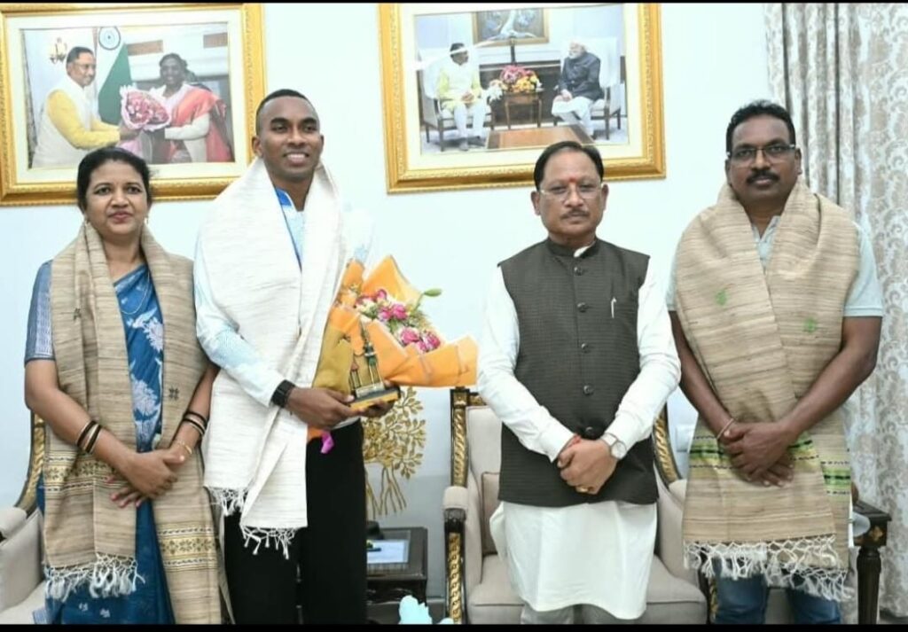 अंतरराष्ट्रीय एथलेटिक्स में प्रदेश का नाम रोशन करने वाले अनिमेष को मिली बधाइयां बलौदा बाजार पुलिस ने जताई खुशी 