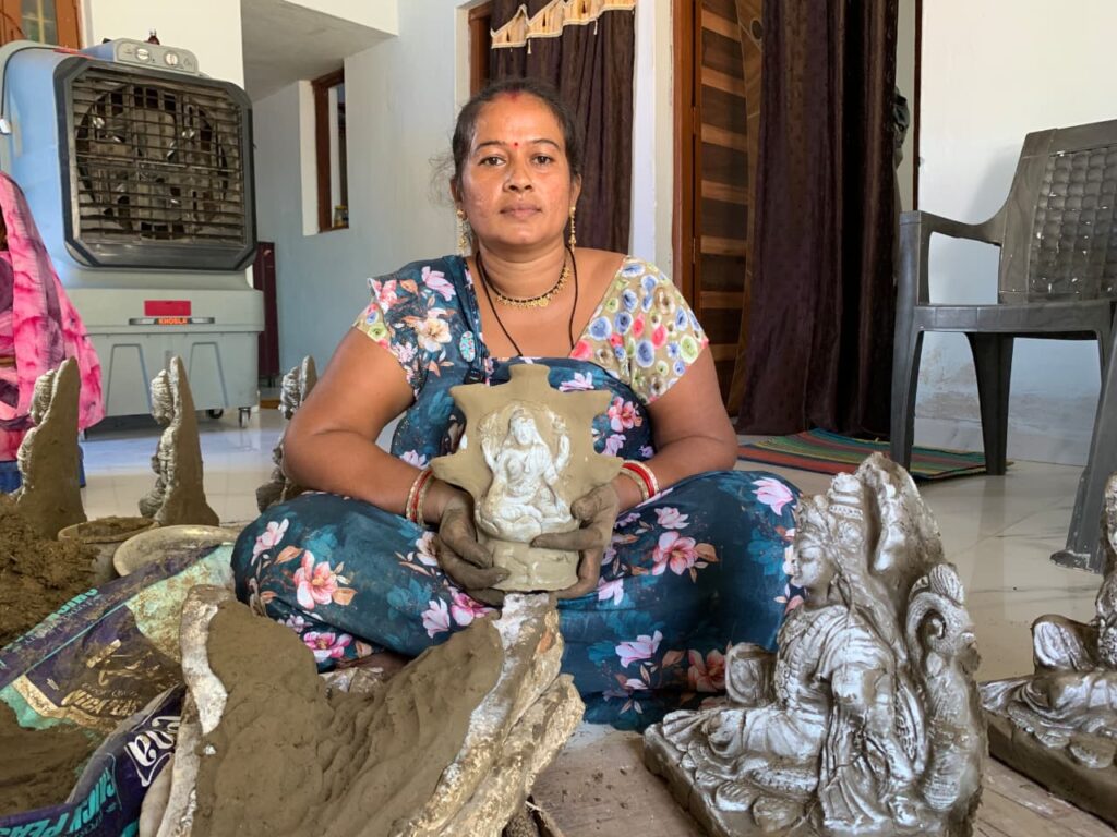त्योहार की खुशियां तब और बढ़ जाती हैं, जब अपनों के चेहरे पर मुस्कान हो